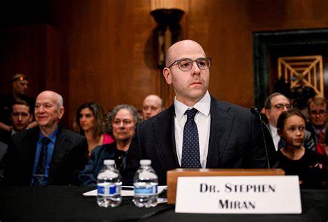 随着美联储即将于9月16日至17日召开利率会议,特朗普提名的经济顾问斯蒂芬·米兰能否及时确认成为焦点。尽管共和党加紧推动其确认,但复杂的参议院程序和时间紧迫性使米兰能否出席成为疑问。本文深入解析米兰的提名进程、参议院内的政治角力以及对美联储货币政策可能产生的影响。
