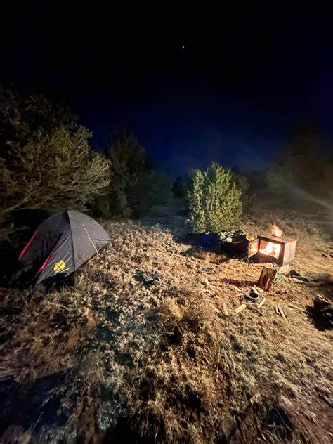 探索新墨西哥索里罗蓝水营地的独特魅力,了解如何享受无电无水的原生态野营生活,领略蓝水湖州立公园及周边自然景观的无限魅力。
