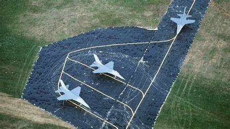 在国际紧张局势加剧的背景下,俄罗斯与其盟友白俄罗斯举行的大规模军事演习中,一架假飞机被观察者识破,引发对现代军事伪装策略的广泛关注。本文深入解析俄罗斯军演中出现的气垫机假象现象,并探讨其在俄乌冲突与大国博弈中的战略意义。
