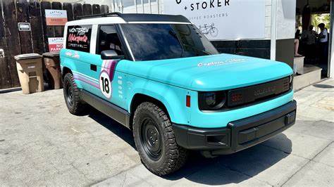 解析美国联邦电动车税收抵免到期对市场、车企和消费者的多重影响,探讨销量下滑的原因、可能持续的宏观与微观后果,以及行业、政策和基础设施应对路径与建议。
