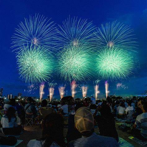 随着气温不断攀升,日本迎来了被称为"第五季"的极端炎热时期,这不仅影响着人们的生活方式,还引发了社会、经济和环境的多重变化。本文深入探讨这一气象现象的成因、影响以及未来应对策略。
