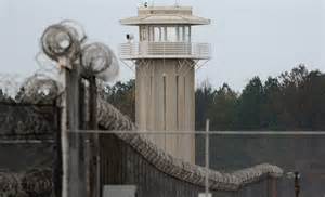 大卫·约瑟夫·皮特曼因1990年残忍的三重谋杀案被判处死刑,并于2025年在佛罗里达州执行。本文深入剖析此案背后的法律争议、死刑制度的争议以及美国死刑执行的最新趋势。
