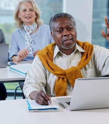 最新心理学研究揭示,情侣间的八卦行为不仅频繁,还与双方的幸福感和关系质量密切相关,揭示了社交交流中八卦的积极作用及其促进亲密关系的潜力。
