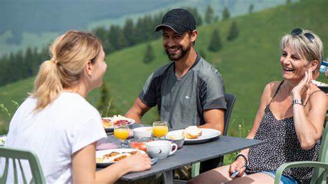 介绍弗赖堡在餐饮、运动与文化领域为认知障碍或痴呆症患者及其照护者提供的包容性服务,解析如何选择与参与这些活动并指出可利用资源与实际建议,帮助家庭和专业照护者改善生活质量并增强社会参与感
