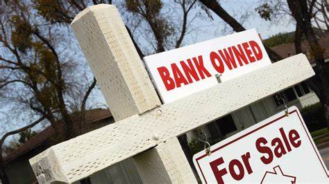 在商业抵押贷款支持证券(CMBS)市场中,公寓类贷款违约率达到了九年来的最高水平,尽管违约率上升,但市场上的抛售活动依旧寥寥,引发投资者与业内人士的深度关注。分析当前多户住宅领域的风险态势与交易动态,探讨未来市场走向与投资策略。
