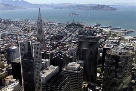 伯克利部分房东拥有多处长期空置的住宅物业,导致住房资源浪费和社区负担加重。解析空置房屋现状、背后原因及城市应对政策,探讨改善方案和未来发展趋势。
