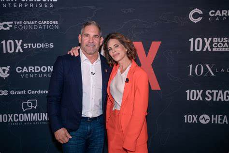 房地产业投资大咖格兰特·卡多恩近日公开警告,像迈克尔·塞勒领导的MicroStrategy公司那样大举进军比特币财库的模式已经不适用于所有企业。他强调,缺乏稳定盈利业务支撑的公司盲目复制这种策略风险极高。未来企业应更加注重将传统现金流业务与数字资产投资相结合,实现稳健发展。
