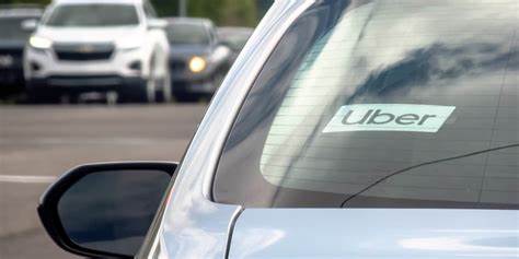 解析优步与DoorDash在打车与外卖市场中的领先优势、商业模式与盈利前景,结合市场驱动与风险评估,提供理性投资参考与操作建议。
