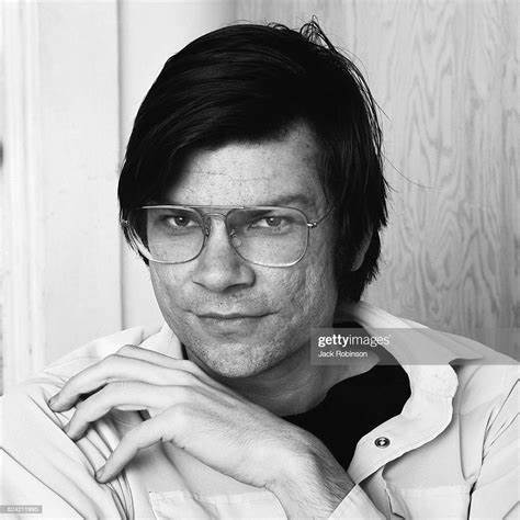 罗伯特·史密森作为美国著名地景艺术家,以其独特的城市与自然景观结合的艺术理念,推动了20世纪艺术与环境融合的革命。他的代表作《螺旋堤》成为地景艺术的标志性作品,影响深远。本文深入剖析史密森的生平、艺术发展、核心作品与理念以及他在当代艺术中的地位和影响。
