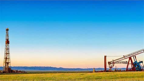 报道贝克休斯最新钻机数据并解析油气钻机回升的驱动因素、区域差异、对产量和价格的潜在影响,以及资本支出、政策与技术变化如何塑造美国上游能源未来。
