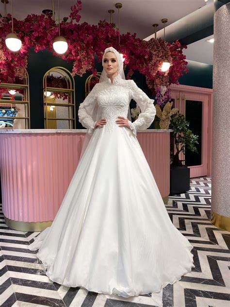 深入探讨伊斯兰遮盖(Tesettür)婚纱的文化背景、设计特色及现代潮流,帮助准新娘们找到适合自己的理想婚纱款式。
