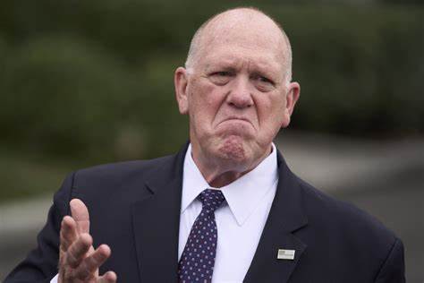 汤姆·霍曼因涉嫌接受联邦调查局秘密调查人员5万美元贿赂而成为公众焦点,本文深入剖析事件背景、调查过程及其对政治格局的影响,揭示权力与法律之间复杂的博弈。
