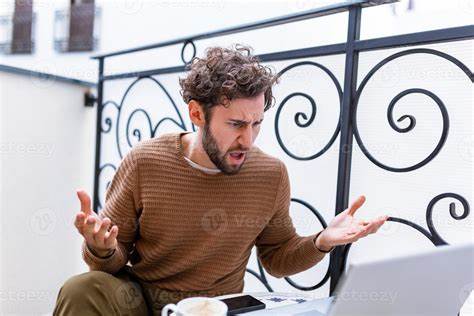 探讨现代用户对手机应用和电脑软件的不同态度,分析手机应用的局限性与电脑软件的优势,揭示数字时代移动端和桌面端体验差异背后的原因和未来发展趋势。
