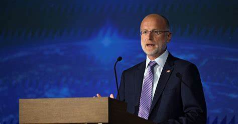 美国联邦通讯委员会主席布伦丹·卡尔因公开施压迪士尼及其旗下ABC电视台停播《吉米·基梅尔直播秀》,引发民主党领导层强烈反弹。众议院民主党领导人纷纷呼吁卡尔辞职,指责其滥权行为损害言论自由和媒体独立性,事件再次触发对FCC权力界限和政治干预媒体问题的激烈讨论。
