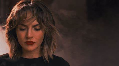 深入解析JoJo在YouTube发布的《Nobody》官方歌词视频,从歌曲主题、歌词意象、声线演绎到视频美学与粉丝互动,揭示这首作品如何通过歌词视频形式扩大影响力并在流媒体时代形成多维传播效应。
