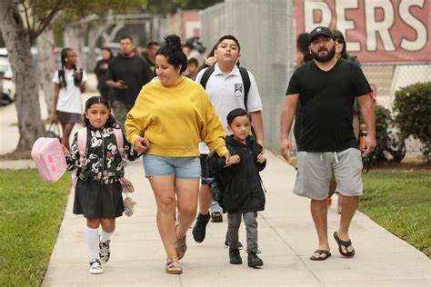 洛杉矶联合学区与家长团体达成关键和解协议,启动针对疫情期间学业差距的补救措施,重点提供高强度辅导和教育资源,推动教育公平。新时代的教育政策调整引领学生重返学业正轨。

