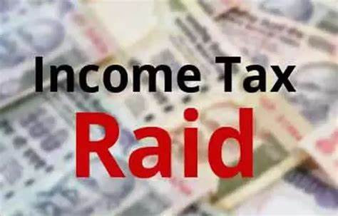 在财政赤字、债务高企与市场压力交织下,英政府面临着难以回避的税收选择。文章梳理了推动所得税可能上调的宏观因素、可行替代方案、对不同群体的影响及企业与个人应对策略,为读者提供可操作的观察指标和决策参考。
