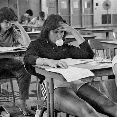 回顾教师兼摄影师约瑟夫·萨巴博在1970年代对高中生的抓拍作品,分析其美学语言、社会文化背景、教育与摄影的交汇以及在当代公共记忆中的持久影响与伦理讨论
