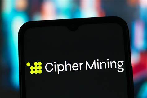 解析Cipher Mining(CIFR)在周一大幅上涨的多重原因,梳理分析师上调目标价的逻辑、公司与Fluidstack签署的高性能计算共置合约的战略意义,以及投资者在判断此类加密矿业股时应关注的关键风险与催化因素。

