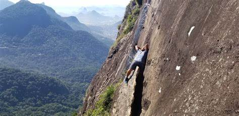 探访巴西里约热内卢著名的佩德拉达加维亚徒步路线,感受从挑战中获得的壮丽景色和独特的自然魅力,了解徒步路线的难度、最佳体验方式以及行前准备建议。
