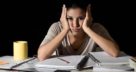 随着技术不断发展,面对众多技术栈选择,许多开发者倍感焦虑和迷茫。本文探讨技术选择难题的根源,分享实用方法帮助开发者克服纠结,快速启动项目并提升生产力。
