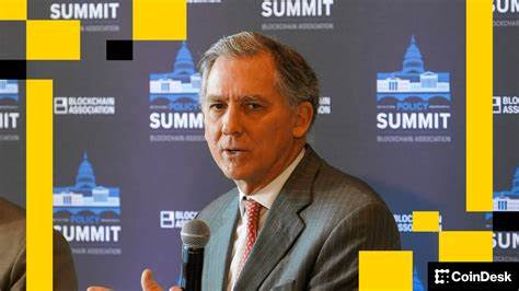 美国国会议员French Hill提出,对现有的GENIUS法案进行调整,将促进稳定币监管更加完善,推动整个加密市场结构法案的顺利通过,助力行业健康发展。文章详细分析了这一立法进程的背景、关键内容及未来展望。
