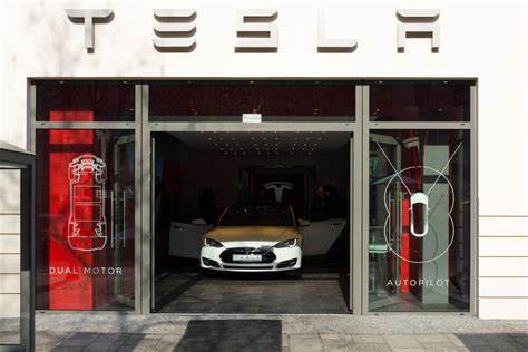 特斯拉作为自动驾驶和人工智能领域的先锋企业,受到Wedbush分析师的高度评价。文章深入探讨特斯拉CEO埃隆·马斯克被誉为"战时CEO"的背景,解析特斯拉在自动驾驶、机器人出租车市场的战略布局及未来发展前景。
