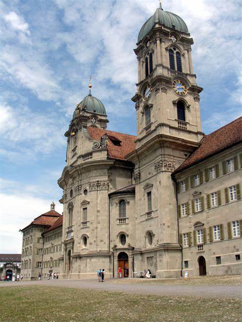 概述瑞士天主教会的历史脉络、组织架构与当代挑战,并解析 kath.ch 作为天主教媒体平台在传播、教育与社会对话中的功能与影响
