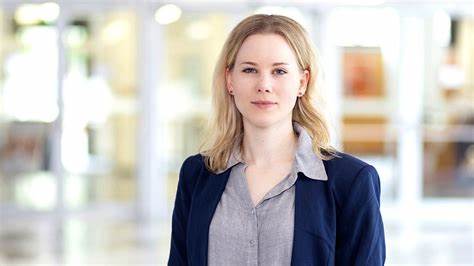 本文深入剖析德国NDR与《Klar》节目主持人Julia Ruhs断开合作的事件背景,探讨该事件引发的社会舆论与媒体生态变化,以及对德国公共广播未来发展的影响。文章结合多方观点,揭示新闻从业者在激烈社会议题中的角色与挑战。
