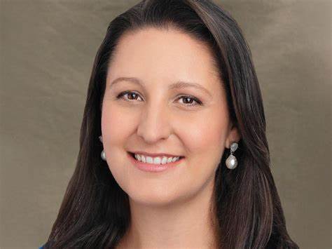 介绍凯蒂·基南如何在前任领导者韦斯利·勒帕特纳不幸逝世后,接任黑石集团庞大房地产基金的CEO,带领基金迈向未来发展的故事。探讨她的职业背景、领导能力以及对房地产投资行业未来的影响。
