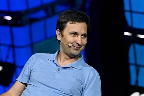 随着Opendoor重新召回创始团队核心成员并任命前Shopify首席运营官Kaz Nejatian为新任CEO,公司展开全面战略调整。此次高管变动不仅旨在重塑企业文化和发展动力,更为Nejatian设立了极具激励性的薪酬方案,若股价上涨至关键目标,他或将获得高达28亿美元的巨额回报,成为业内关注焦点。本文深入解析Opendoor的管理层变革、薪酬机制及未来发展潜力。
