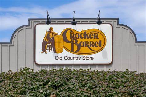 针对Cracker Barrel餐饮连锁在最新季度财报中业绩不佳,长期的激进投资者Sardar Biglari再度发起代理权之争,呼吁股东反对现任CEO Julie Masino的连任,揭示了管理层一系列决策失误及品牌战略失败的深层问题。本文深入剖析此次事件背后的影响与行业启示。
