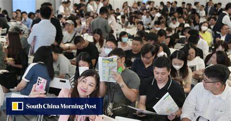 深入探讨香港首次利率下调后房屋销售市场的表现,分析购房者如何在风暴信号下积极入市,揭示政策调整对香港房地产市场的稳定及未来走向的重要影响。
