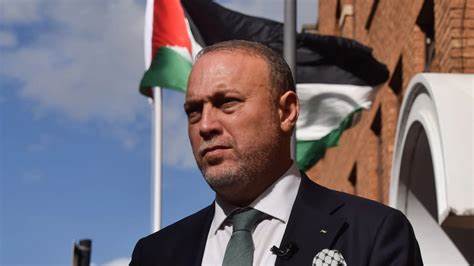 英国正式承认巴勒斯坦为独立国家,标志着国际社会在推动以色列与巴勒斯坦和平共处上迈出重要一步。本文深度解析英国此举的背景、意义及对中东局势的潜在影响。
