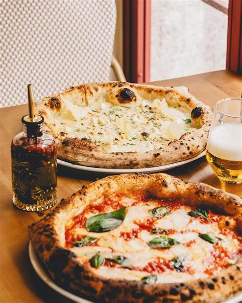 探索马德里的顶级披萨餐厅,感受正宗意式风味与创新口感的完美结合。无论是传统那不勒斯披萨,还是健康有机路线,这座城市的披萨文化多姿多彩,满足不同食客的需求。
