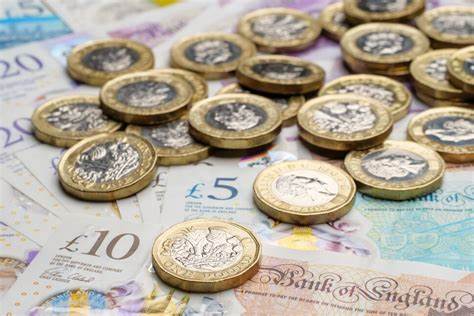 随着全球数字金融创新加速,稳定币作为连接传统货币与数字资产的重要桥梁,正成为各国金融战略的核心。英国若未能及时制定稳定币监管框架,可能面临金融主导权流失的重大风险,报告深入探讨了这一挑战与机遇。
