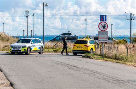 丹麦哥本哈根机场空域出现无人机飞行事件,导致机场空域关闭数小时,引发广泛安全忧虑。事件背后的原因、可能的责任归属以及对北欧安全局势的影响成为公众和国际社会关注的焦点。本文深入分析事件经过、官方反应与未来安全对策,探讨无人机技术对现代航空安全的挑战。

