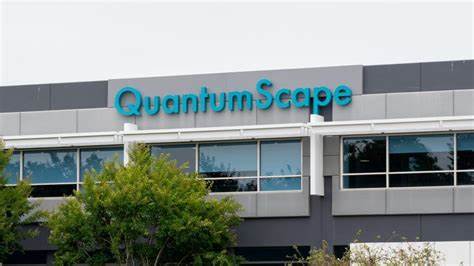 解析 QuantumScape 与康宁达成合作的背景、技术要点与产业影响,探讨陶瓷隔膜在固态电池量产中的关键作用、供应链与制造挑战,以及该合作对电动汽车产业、投资者与生态体系的潜在影响与未来观察点
