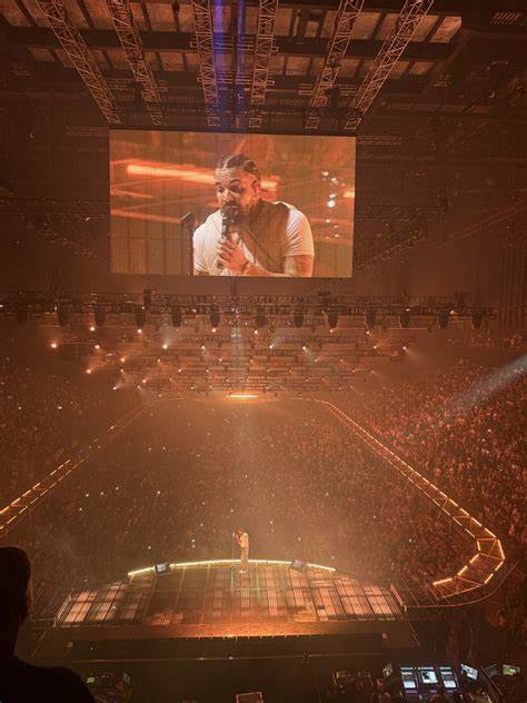 盘点 Drake 自早期演出到 2025 年巡演版图的演唱会里程碑、现场曲目变化、舞台制作演进与观演指南,帮助乐迷全面了解他的巡演轨迹与现场体验要点
