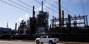 探讨全球大型石油公司通过裁员、资产重组、数字化和能源多元化实现精简化运作的原因、手段与影响,分析对行业、投资者与能源转型的长期意义
