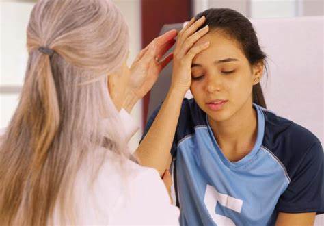 年轻运动员在反复头部撞击下出现神经元丧失及脑部炎症,揭示了慢性创伤性脑病(CTE)早期病理变化及潜在机制,为预防和治疗提供新的科学基础。
