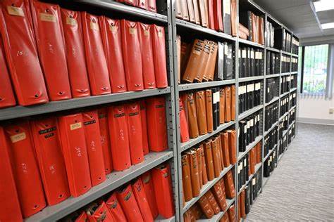 探索柯尔特档案馆丰富的历史资料,了解这家拥有百年制造传统的枪械巨头如何保存并研究其珍贵的档案,揭开枪械制造背后的传奇故事及其文化意义。
