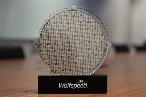 Wolfspeed公司发布200毫米碳化硅(SiC)晶圆,标志着从硅向碳化硅技术转型的关键里程碑。新一代200毫米SiC晶圆具备更优良的参数规格和一致性,助力汽车、可再生能源及工业领域的高效应用,为全球半导体产业带来巨大增长潜力。
