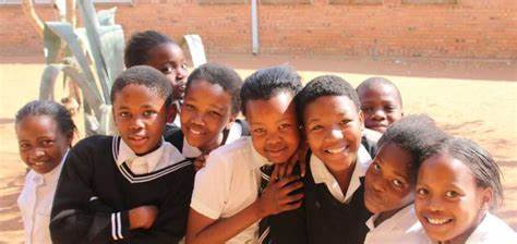 绿色新芽教育服务通过创新科技和社区支持,致力于提升南非学校的数学教学质量,帮助学生克服学习障碍,激发学习兴趣,培养未来的教育人才,推动教育公平与进步。
