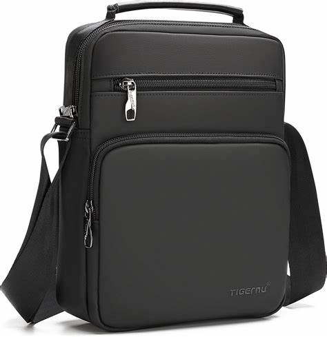 深入探讨男士黑色单肩包的多样款式、选购技巧及搭配建议,助您轻松找到既时尚又实用的理想包款,让您的日常生活与职场风采更上一层楼。
