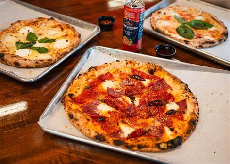 香港作為亞洲美食之都,帶來無數令人驚喜的披薩餐廳。融合正宗意大利風味與本地特色,這10間頂級薄餅店不僅在全球及亞太區獲得殊榮,更成為披薩愛好者不容錯過的必訪餐廳。從傳統拿坡里薄餅到創新口味,滿足各種味蕾需求,探索香港披薩的極致魅力。
