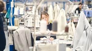 随着二手服装市场的快速扩张,英国面临着严重的缝纫技师人才短缺问题。缝纫技师不仅支撑着旧衣服的修复与再生,还关系到环保和可持续时尚的发展,迫切需要行业内加强人才培养和教育体系改革,以满足未来市场的需求。
