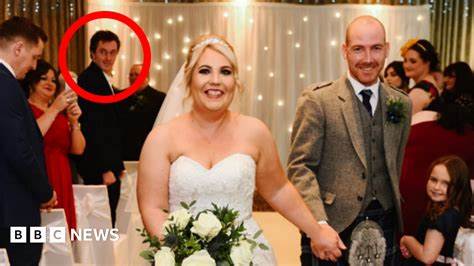 一场婚礼上的神秘"入侵者"在四年后终于浮出水面,这段关于尴尬陌生人的故事引发了人们对于婚礼安全和社交文化的反思,也带来了温暖和趣味的结局。本文探讨了这一事件的始末及其广泛影响。
