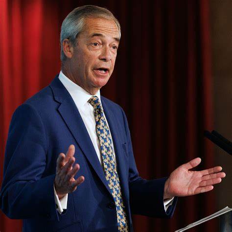 随着奈杰尔·法拉奇领导的改革党在英国政坛掀起波澜,他在民调中的领先优势引发广泛关注。本文深入剖析这一右翼政治浪潮的形成背景、法拉奇的政治策略以及对英国未来的潜在影响。
