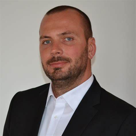 全面探讨Markus Bail的职业发展路径及其在LinkedIn平台上的专业表现,揭示其成功背后的关键因素与职场智慧,助力读者理解如何通过个人品牌打造提升职场竞争力。
